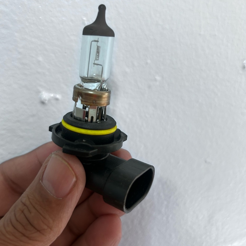 2 Halogen Headlight Bulb with Black Base silver star